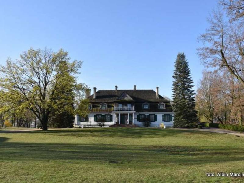 Dwór z Moniak w Janowcu