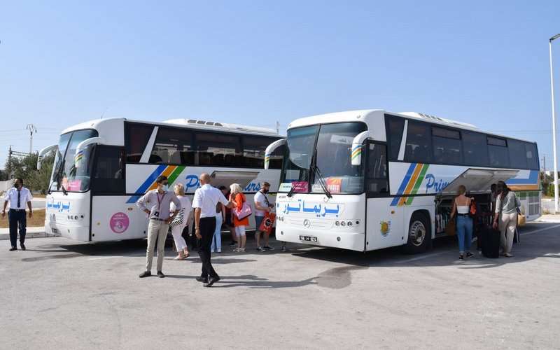 autokary z turystami z lotniska