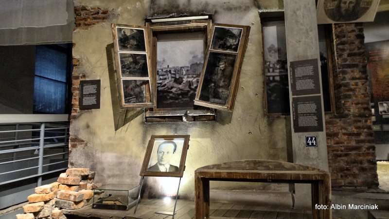 Muzeum Powstania Warszawskiego 8