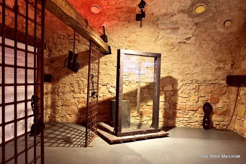 Podziemna trasa turystyczna w Olkuszu piwnice dawnego ratusza Polska 17