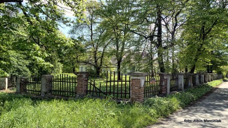 Zamek i dworek w Branicach 7