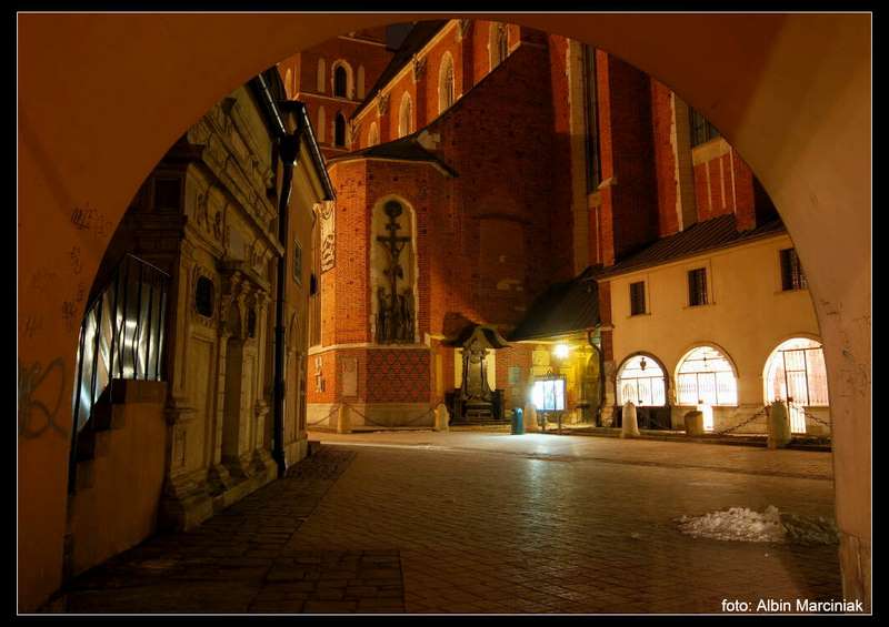http://www.klubpodroznikow.com/images/stories/art_inne/spacer_po_krakowie/plac%20Mariacki.jpg